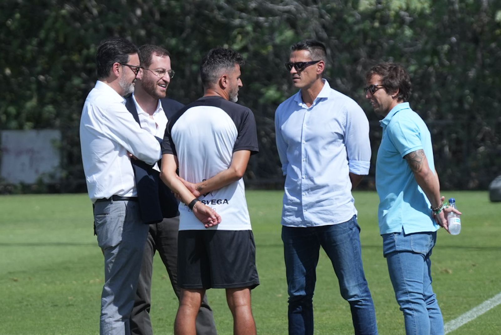 La cúpula del Córdoba CF visita el entrenamiento del equipo blanquiverde