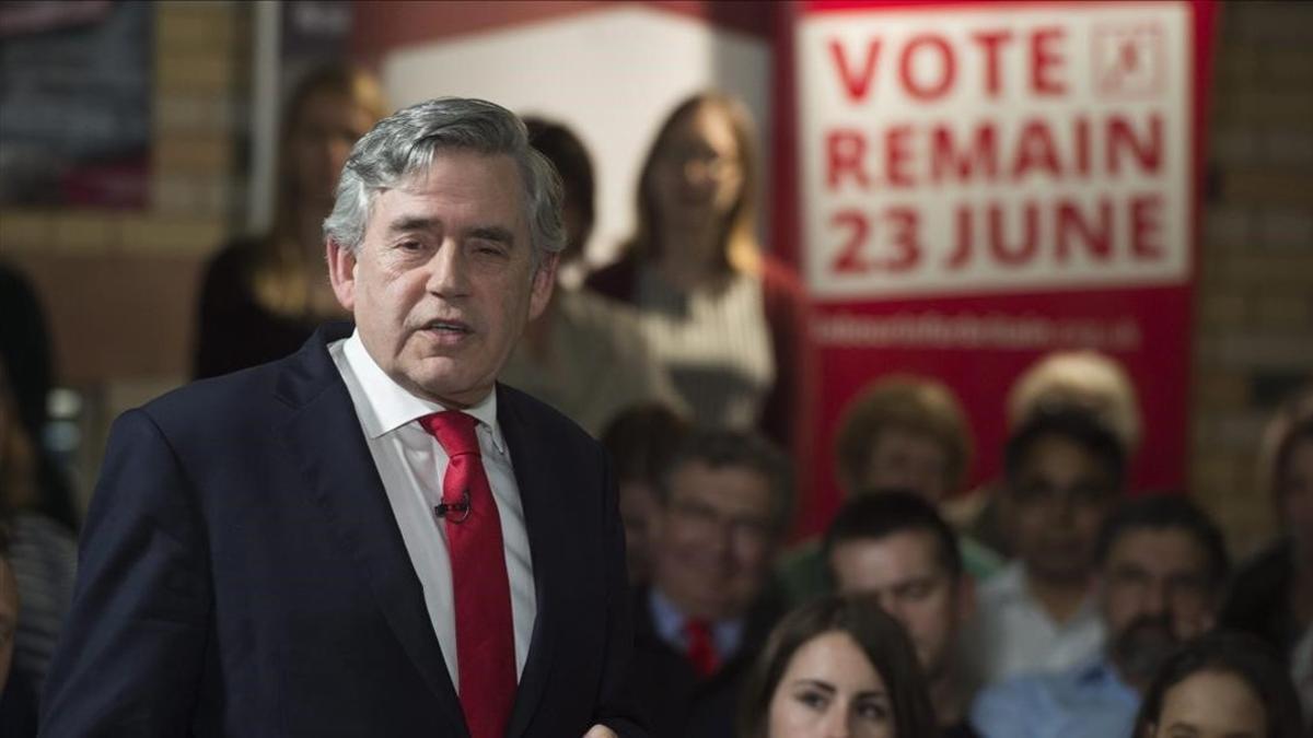 El exprimer ministro del Reino Unido, Gordon Brown, en plena campaña en contra del Brexit en Leicester.