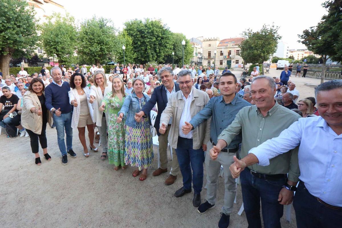 Asistentes al mitin del PP en la Alameda de Redondela, ayer. / FdV
