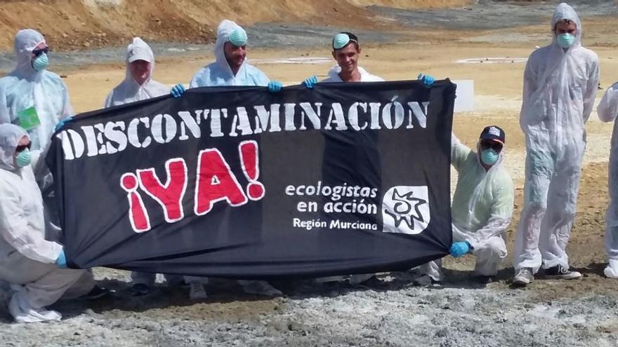 Activistas que participaron en la acción de ayer despliegan una campaña en la que exigen la descontaminación de la zona.