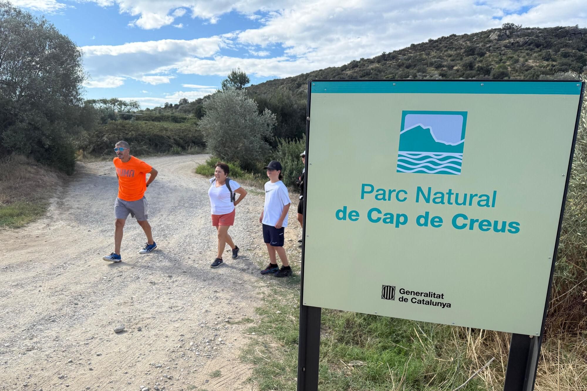 Una família pàsseja pel Cap de Creus