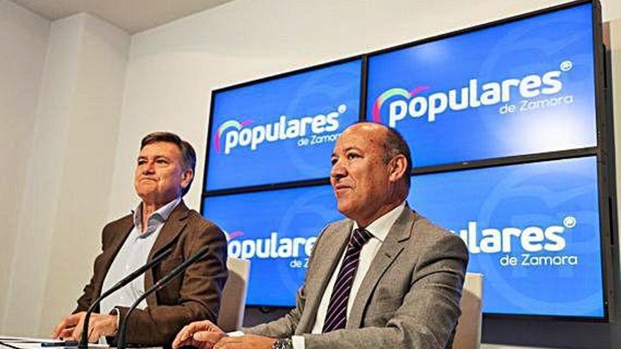 El secretario autonómico del PP, Francisco Vázquez, junto a José María Barrios.