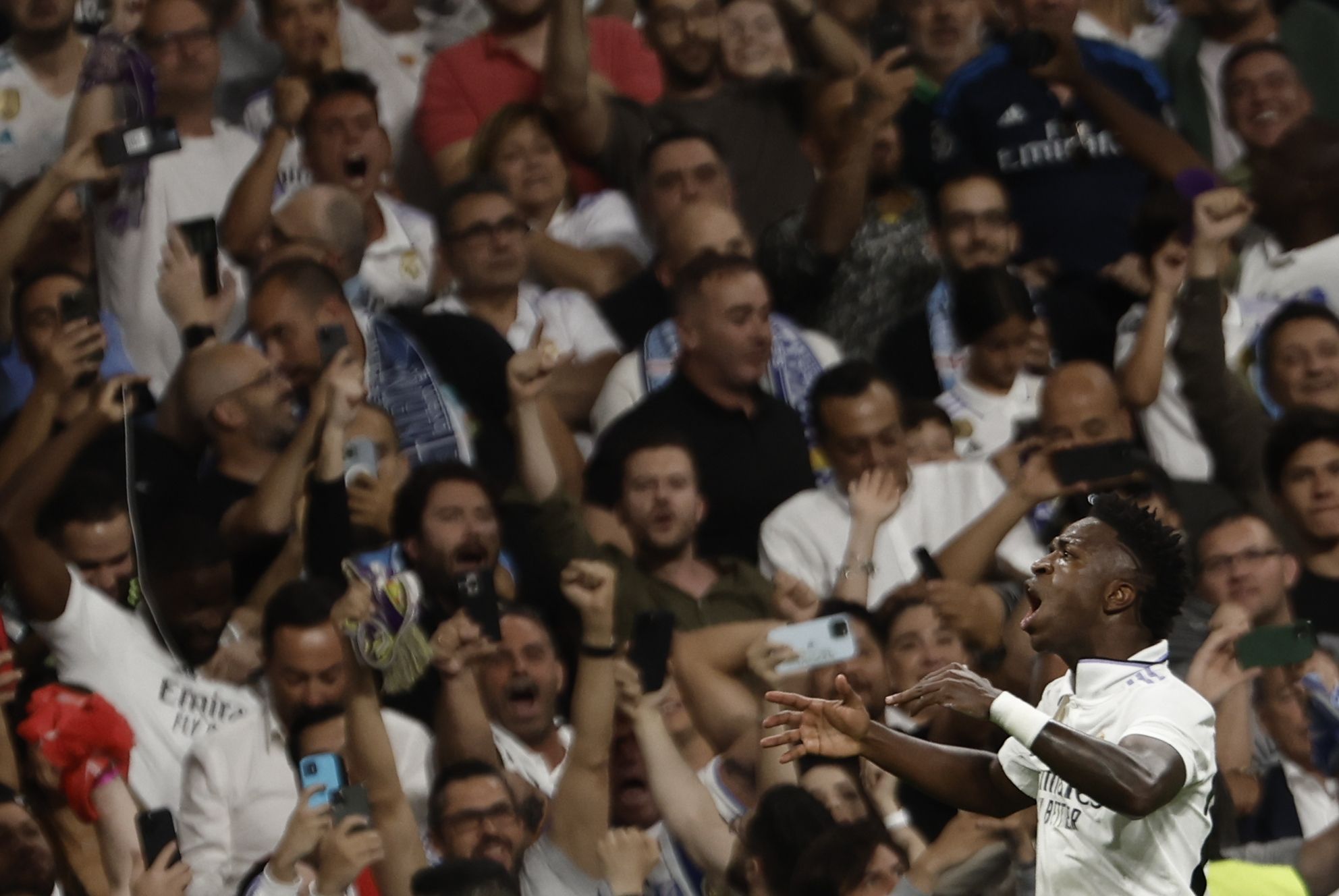 Vinicius Junior celebra el gol ante el Manchester City con el público del Bernabéu.