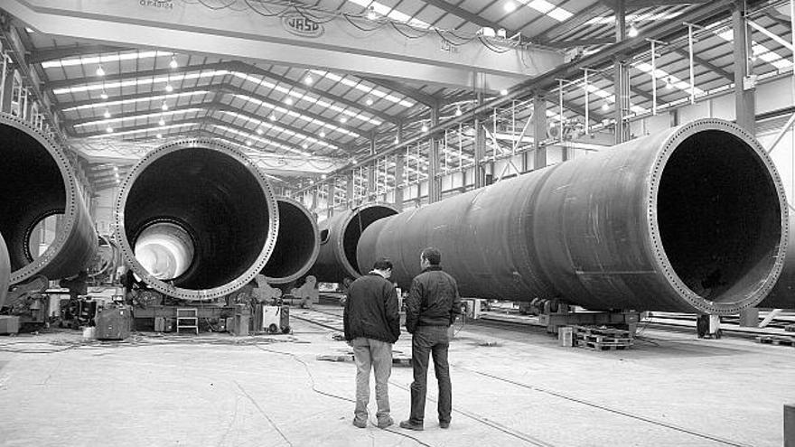 Imagen de la producción de torres eólicas en la nave de la empresa del grupo Ganomagoga en Carballiño.