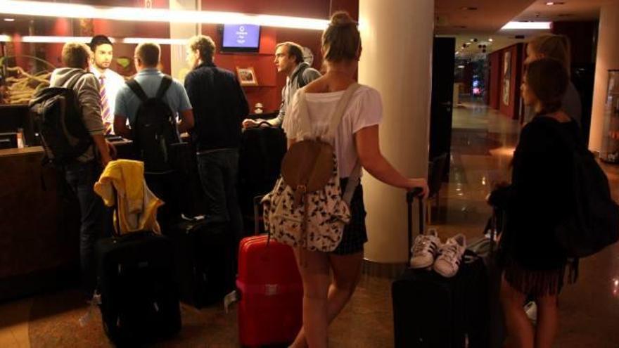 Imatge d&#039;arxiu d&#039;un grup de turistes amb les seves maletes, arribant a un dels hotels de Lloret de Mar per allotjar-s&#039;hi i passar-hi les vacances.
