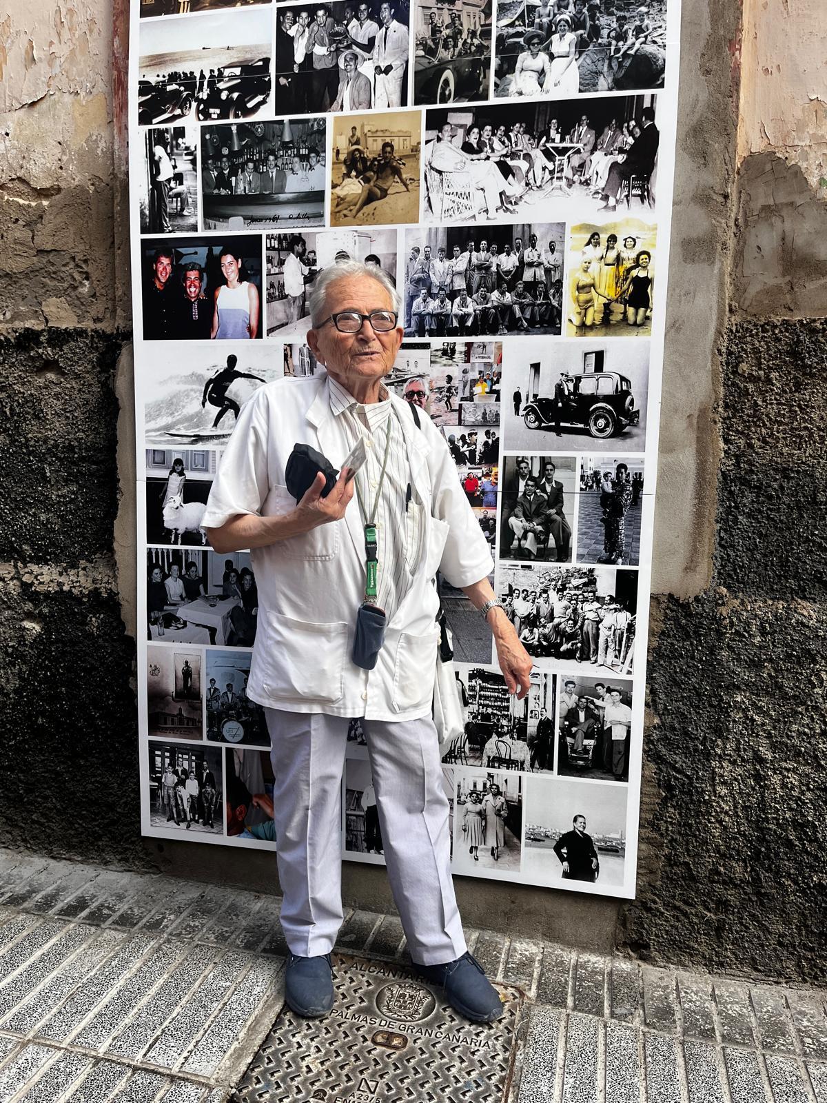 Eduardo Luján, barbero de la calle Osorio, señala una de las fotos antiguas en la que sale, de pie junto a la silla de la barbería donde trabajaba.