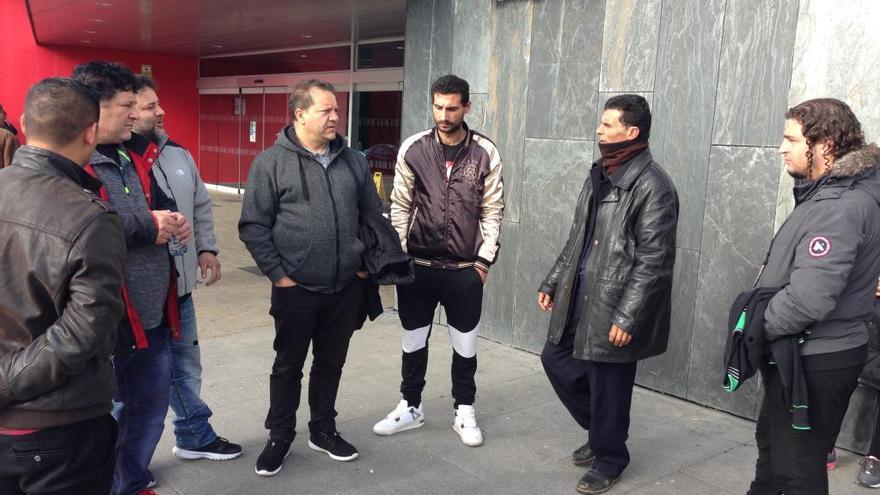 Familiares de Gonzalo Montoya esperan noticias en el exterior del Hospital.