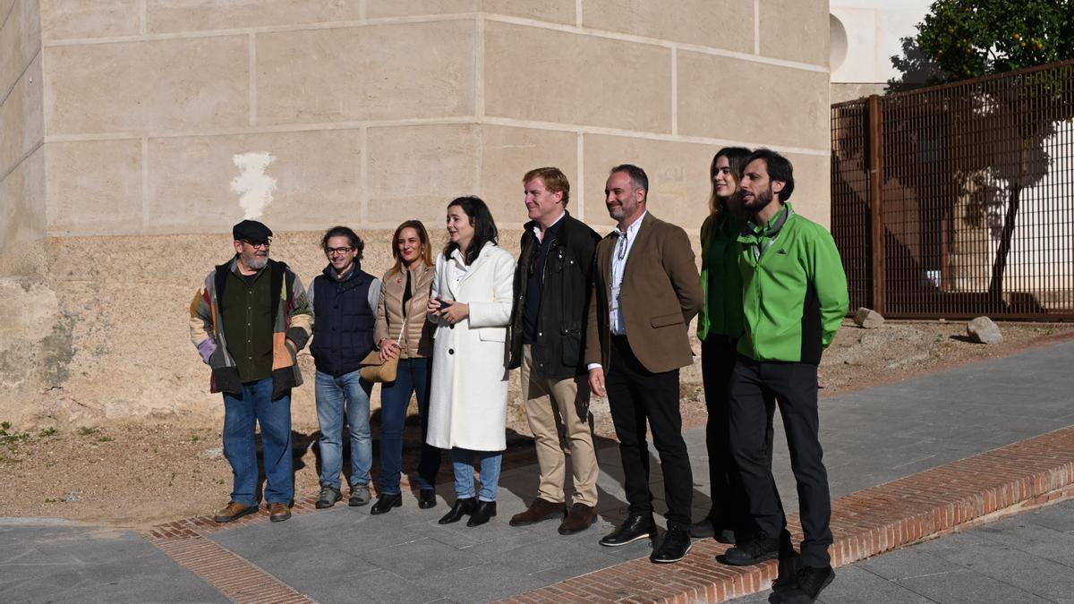 El alcalde y la concejala de Comercio, junto a Ramón de Arcos y patrocinadores del concurso, ayer.