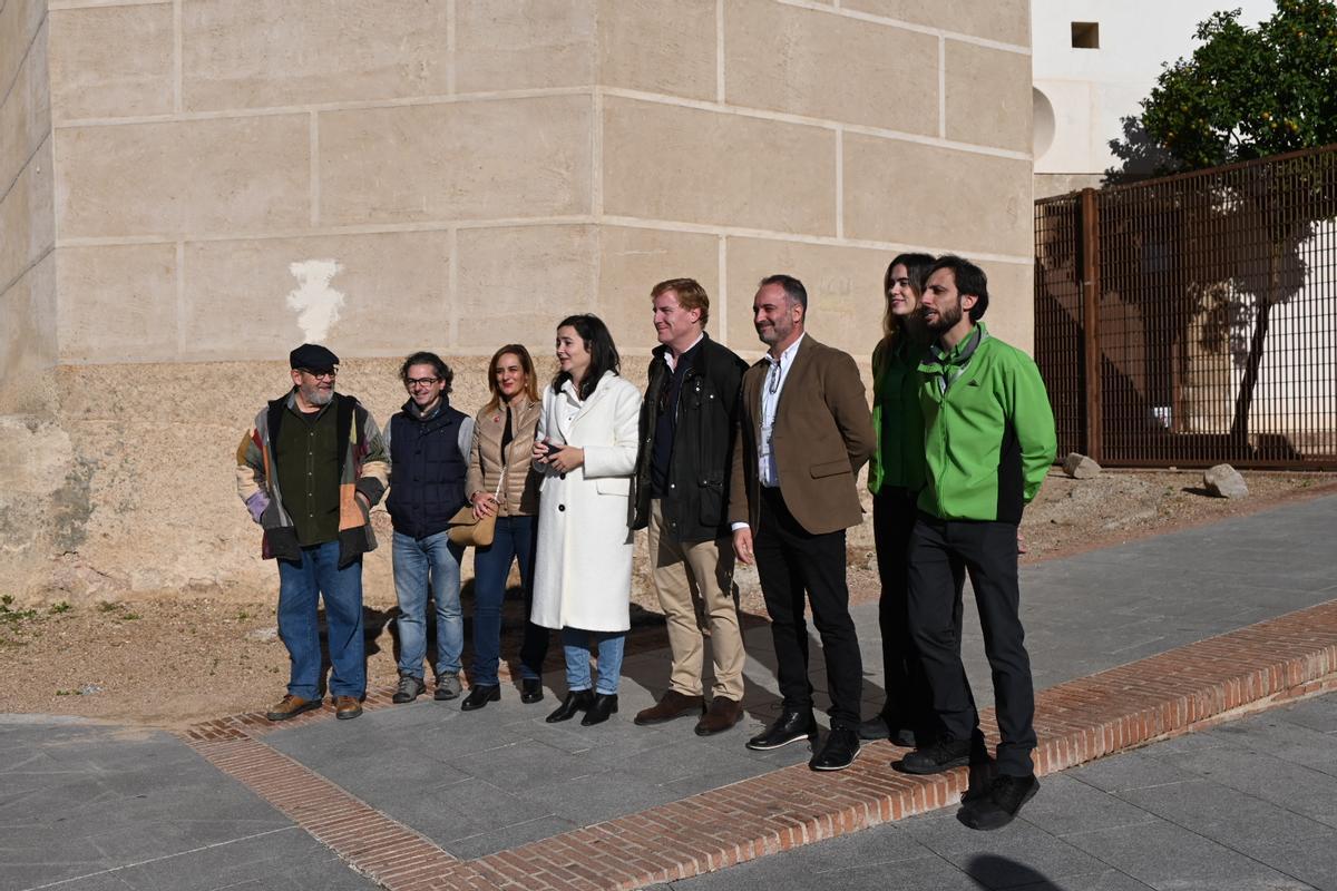 El alcalde y la concejala de Comercio, junto a Ramón de Arcos y patrocinadores del concurso, ayer.