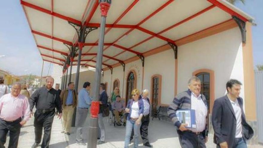 La fachada recrea la estación que ha sido derruida para construir la línea de alta velocidad.