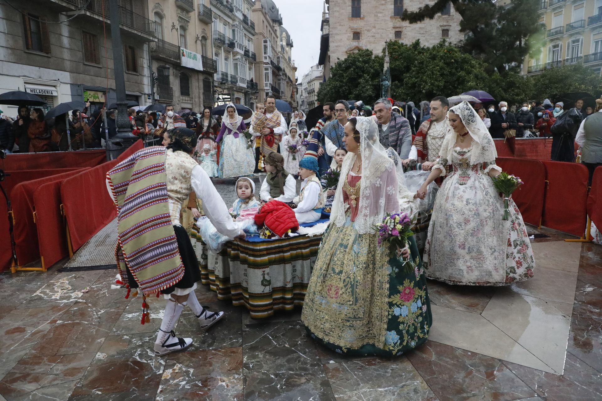 Búscate en el primer día de ofrenda por la calle Quart (entre las 18:00 a las 19:00 horas)