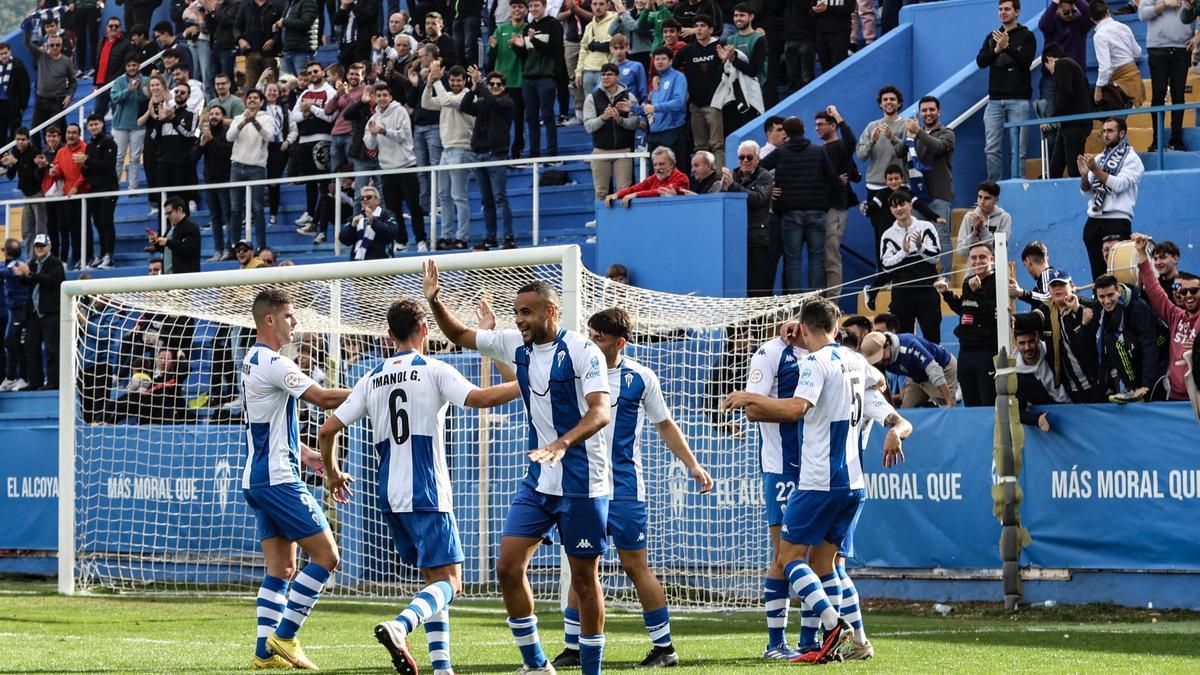 Los jugadores del Deportivo celebran un gol con su afición en El Collao