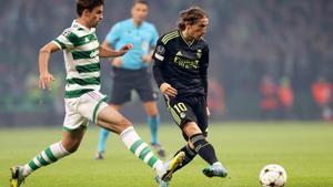 Modric disputa una pelota en el partido ante el Celtic de Champions en Glasgow. 