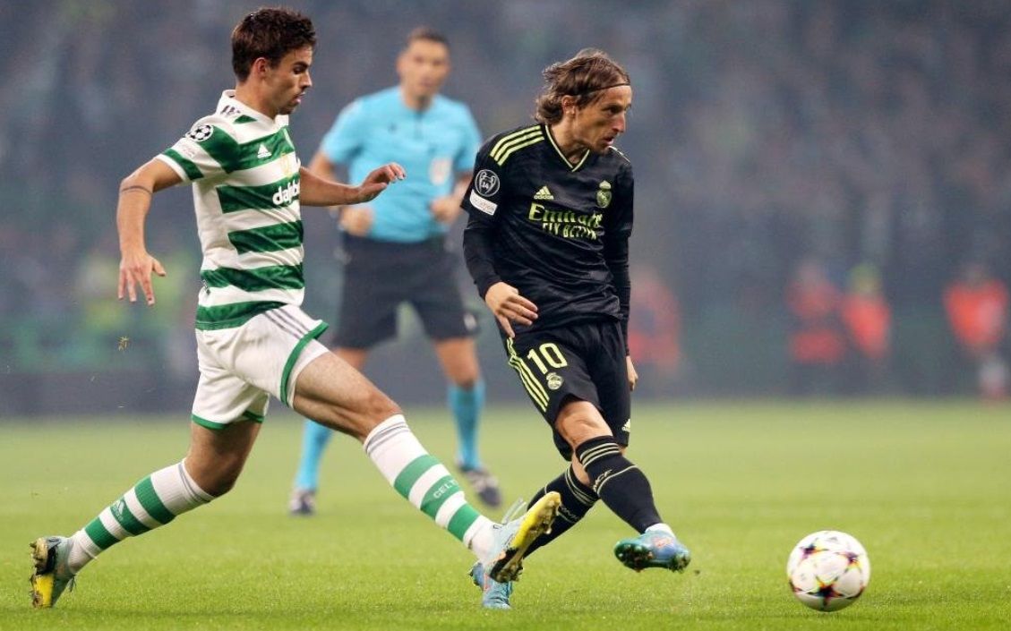Modric disputa una pelota en el partido ante el Celtic de Champions en Glasgow.
