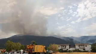 Dos fuegos activos en Extremadura, tres pueblos evacuados y 19 vecinos rescatados