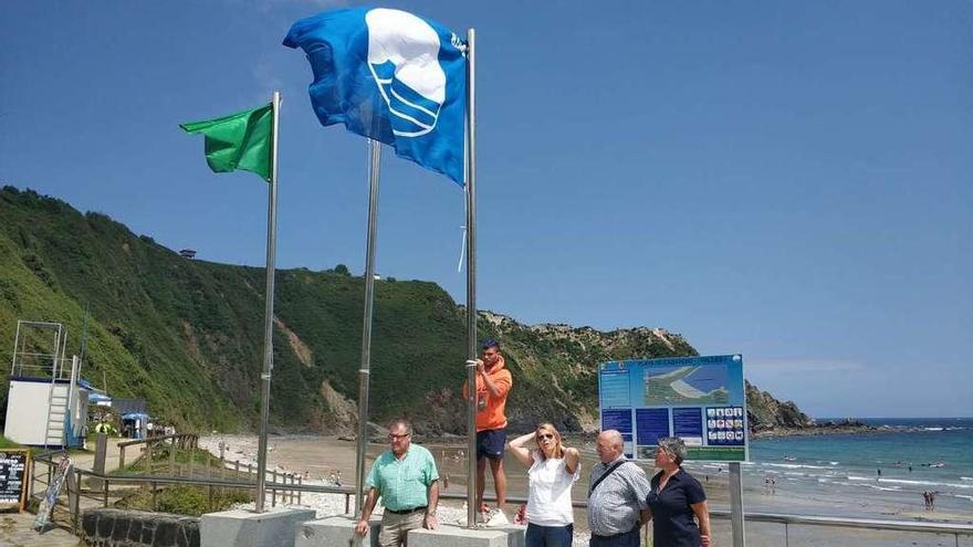 Izado de la bandera azul, ayer, en la playa de Cadavedo (Valdés).