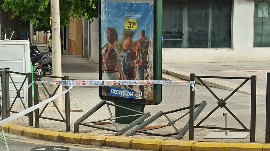 Baja para comprar un bocadillo... y su furgoneta mal frenada destroza una valla y una señal en Xàtiva