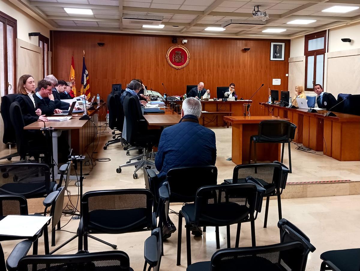 El oficial mayor de notaría acusado de estafa, durante la vista oral en la Audiencia de Palma.