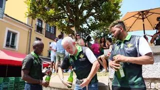 Todo lo que no se ve en los concursos de escanciadores de Asturias: estiramientos de brazos, técnicas de relajación y hasta rezos para echar el culete perfecto de sidra
