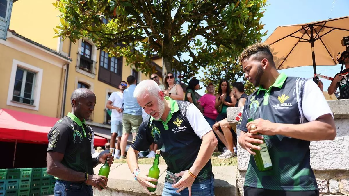 Todo lo que no se ve en los concursos de escanciadores de Asturias: estiramientos de brazos, técnicas de relajación y hasta rezos para echar el culete perfecto de sidra