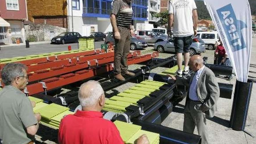 Batea de Tepsa para engordar ostras, almejas y berberechos para la cofradía de Noia.  // Xoán Álvarez