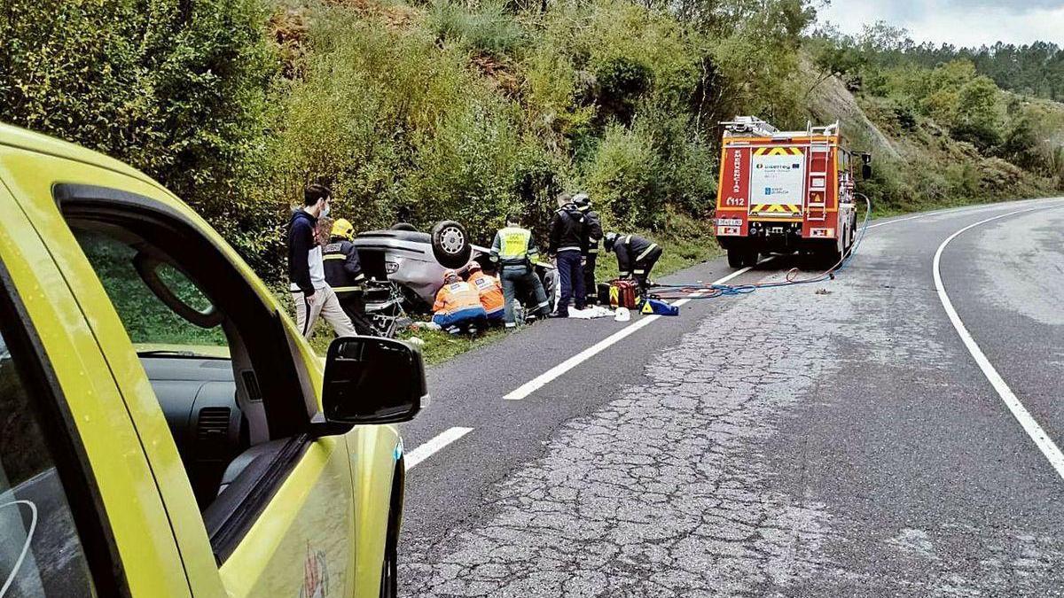 El vehículo de la víctima volcó por completo tras la salida de vía.