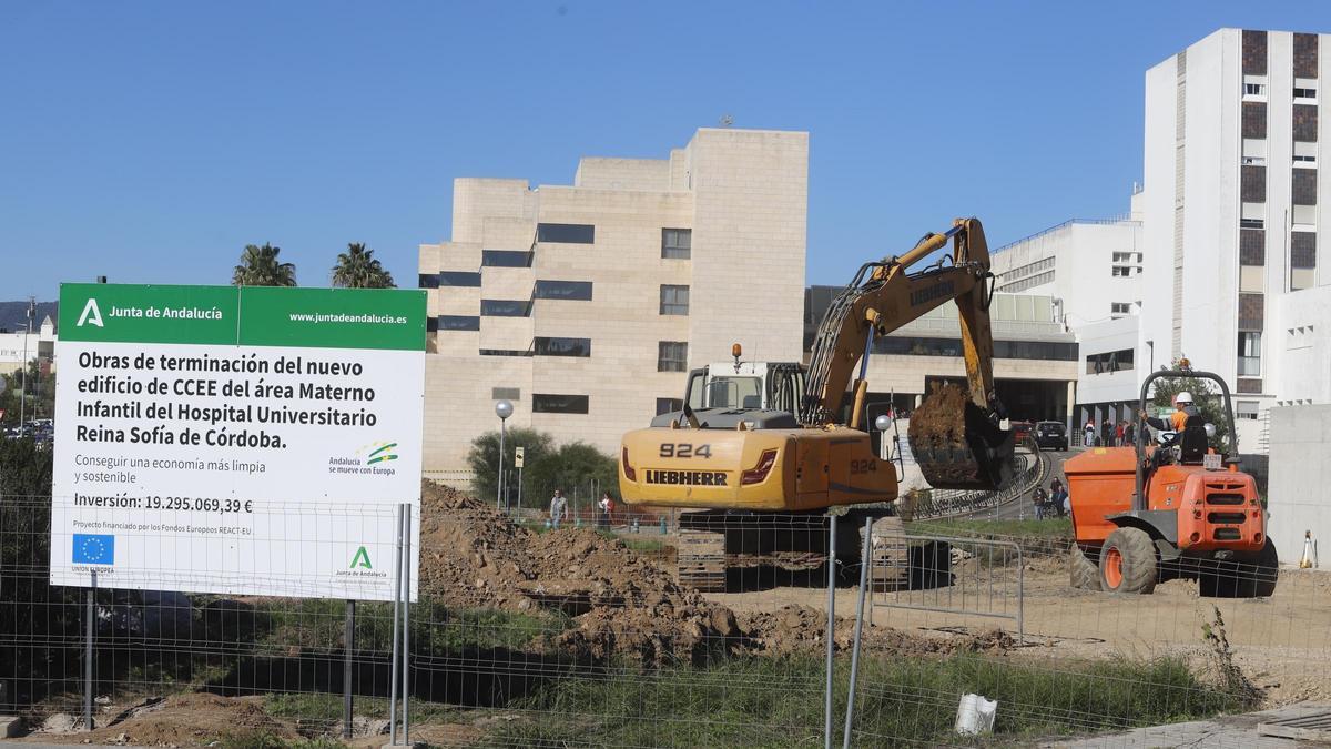Obras del nuevo edificio de consultas materno infantiles del hospital Reina Sofía, en imagen de esta semana.