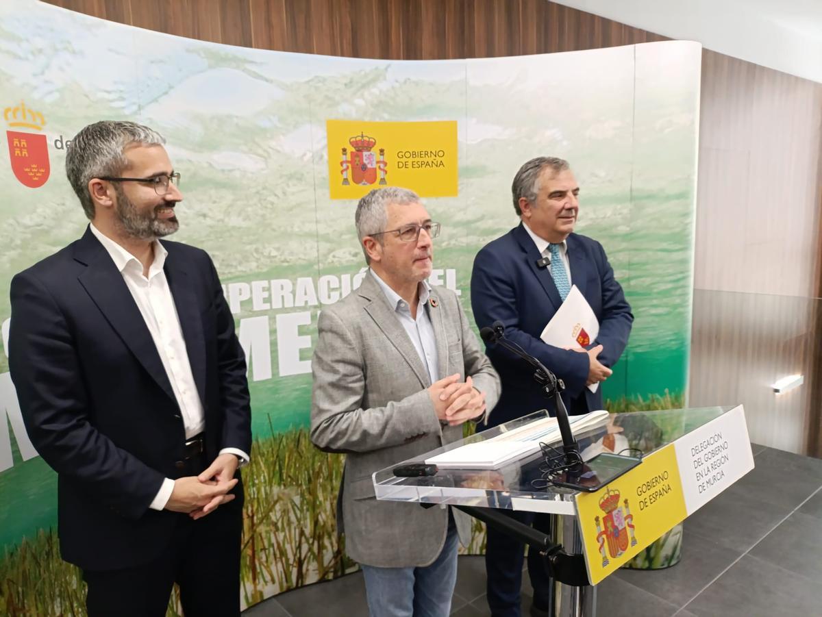 El secretario de Estado, Hugo Morán, a su izquierda el consejero Juan María Vázquez y a su derecha el delegado del Gobierno en la Región, Francisco Lucas.