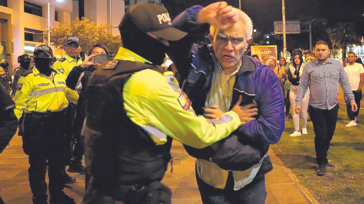 Roberto Canseco, canciller de la Embajada de México en Ecuador, retenido por la policía ecuatoriana