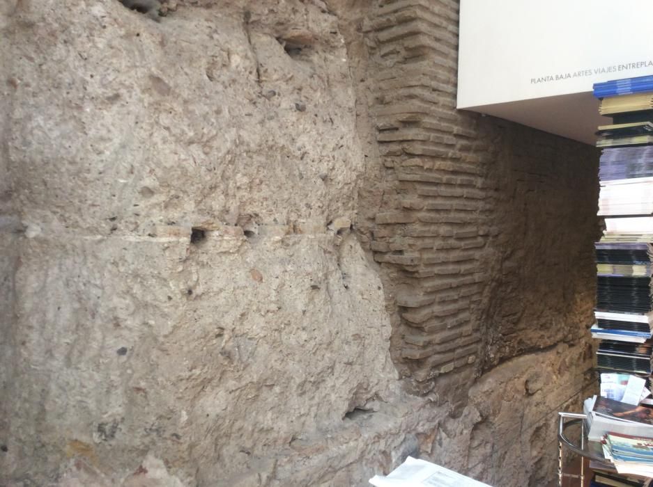 La muralla fenicia, las tenerías islámicas o las piletas de salazones romanas son algunos de los vestigios que se conservan en el interior de algunos de los edificios más céntricos de Málaga