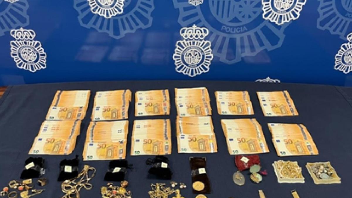 Dinero y joyas intervenidas en la casa del investigado.