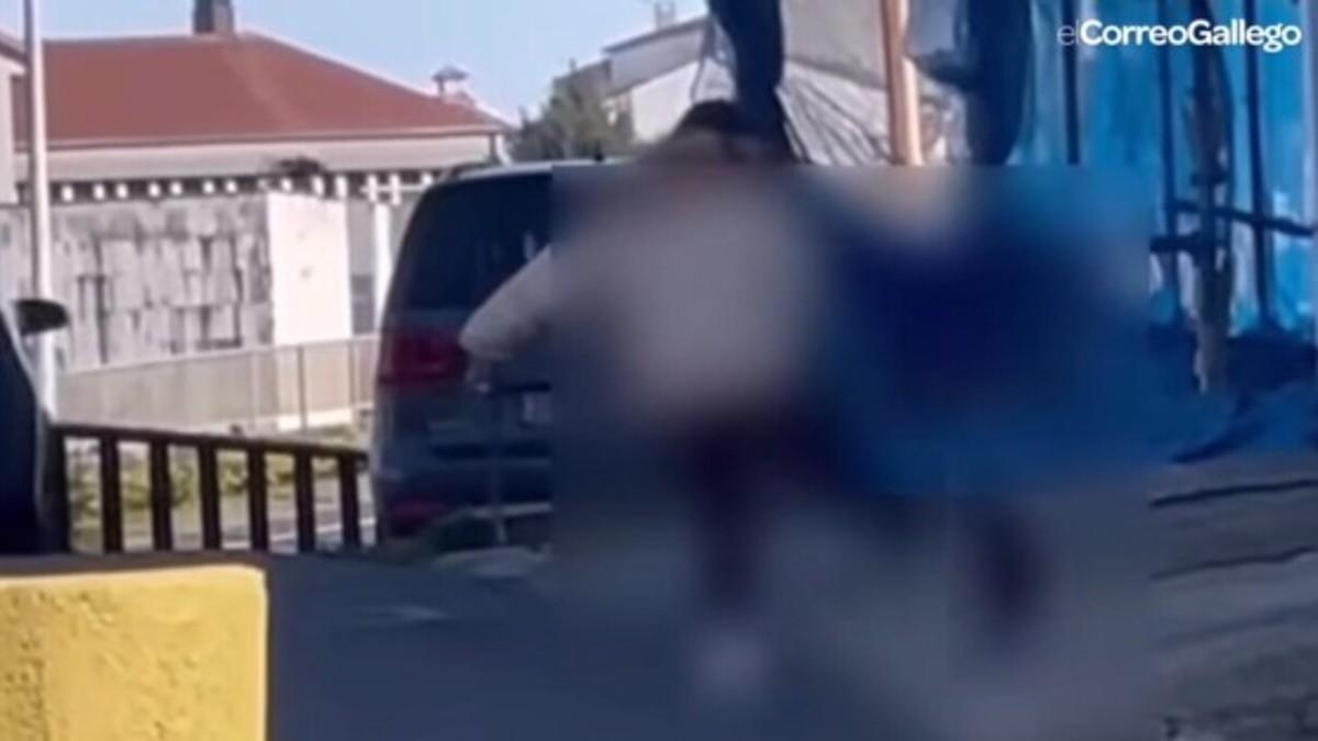 Un fotograma del vídeo difundido en redes sociales en el que se ve como la mujer maltrata a su perro en Santiago