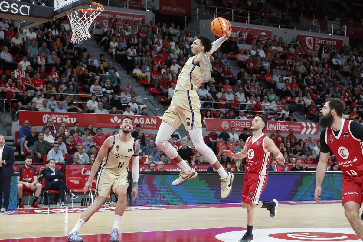 Miles Norris se dispone a machacar la canasta durante el encuentro entre el Casademont Zaragoza y FC Barcelona en el pabellón Príncipe Felipe de Zaragoza.