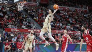 ZARAGOZA, 05/04/2026.- El alero estadounidense del FC Barcelona, Miles Norris, se dispone a machacar la canasta durante el encuentro correspondiente a la fase regular de la Liga Endesa que disputan este Domingo Casademont Zaragoza y FC Barcelona en el pabellón Príncipe Felipe de Zaragoza. EFE / Javier Belver
