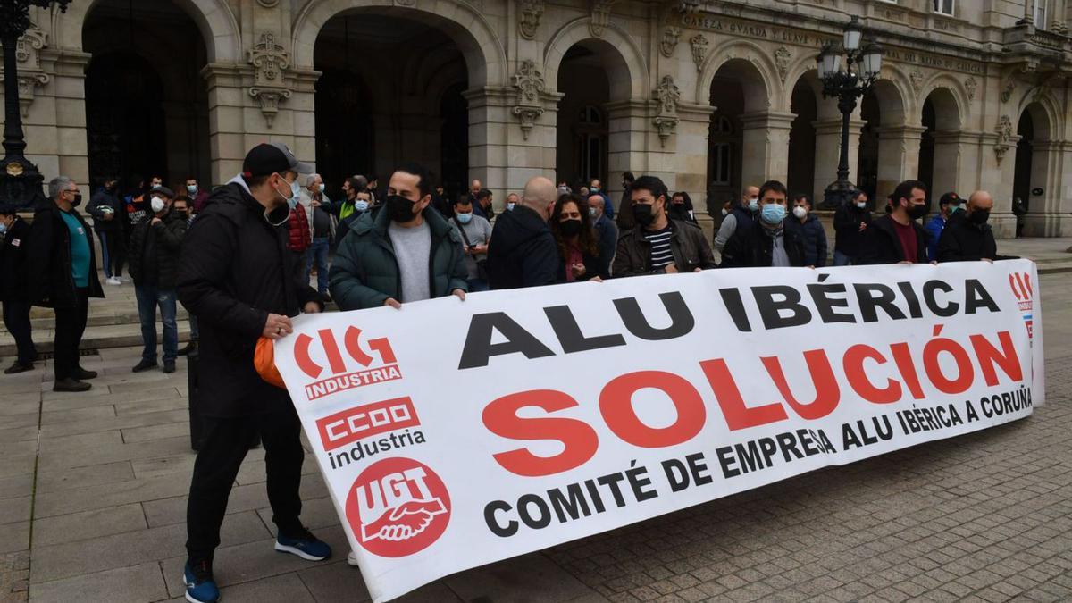 Protesta de los trabajadores de Alu Ibérica en la plaza de María Pita. |   // VÍCTOR ECHAVE