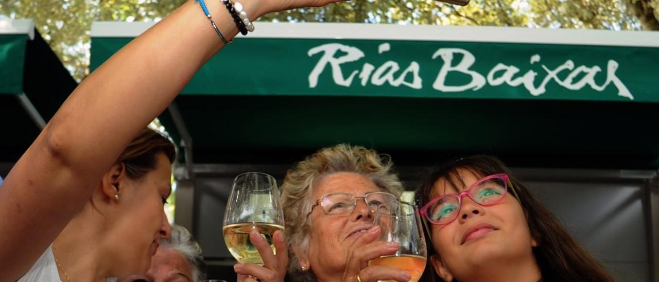 Cuatro mujeres se fotografían con su móvil en la Festa do Albariño de Cambados