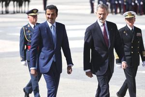 Los reyes reciben con honores militares al emir de Qatar y a su mujer