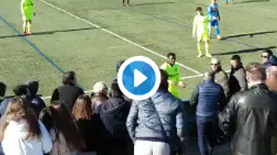 Un jugador del Barça B, expulsado... ¡por agredir a un aficionado!