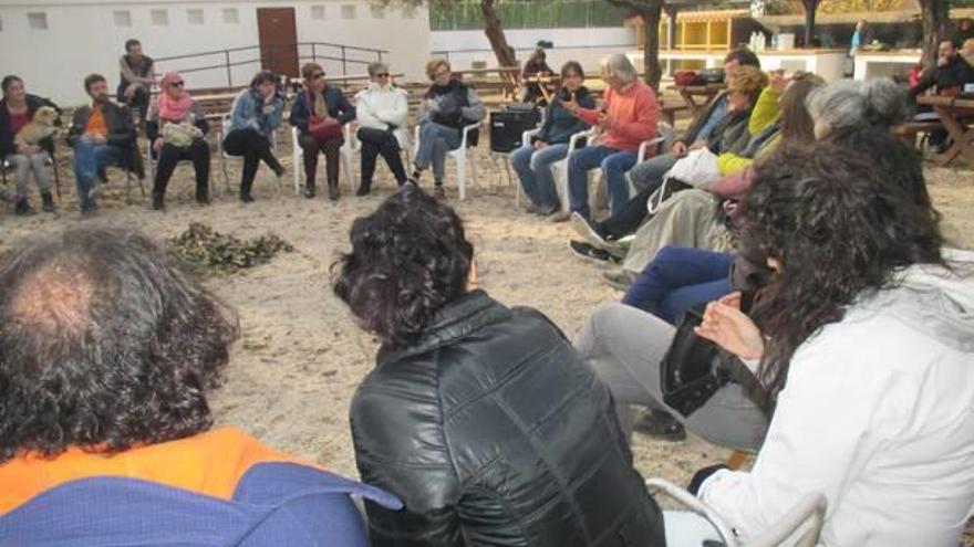 la jornada de ayer en la ermita san gregorio reunió a varias de las integrantes de la asociación. La comida de hermandad dio lugar al trabajo en equipoDiferentes charlas ayudaron a las asistentes a dar rienda suelta a su creatividad mediante el aprendizaje de nuevas técnicas naturales.f n. v.