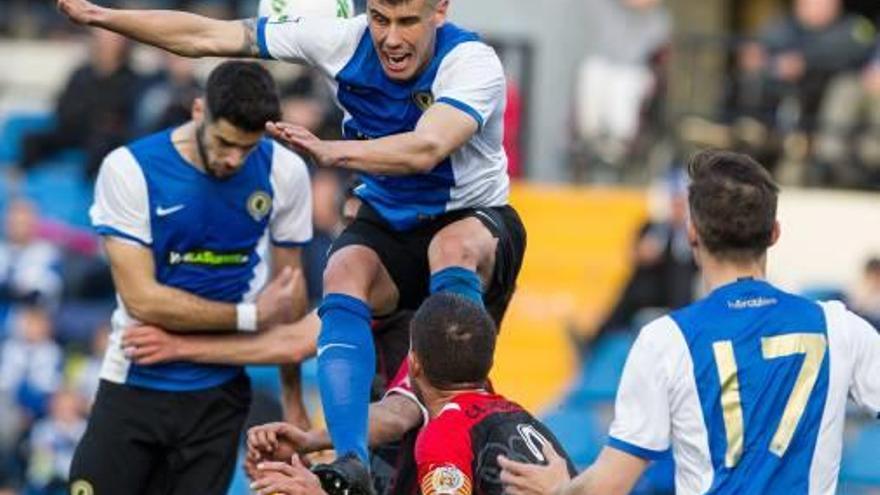 Fernando Román y Pol Bueso en el duelo ante el Hospitalet.