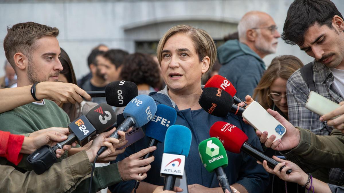 La exalcaldesa de Barcelona, Ada Colau atiende a los medios de comunicación antes de una manifestación propalestina.