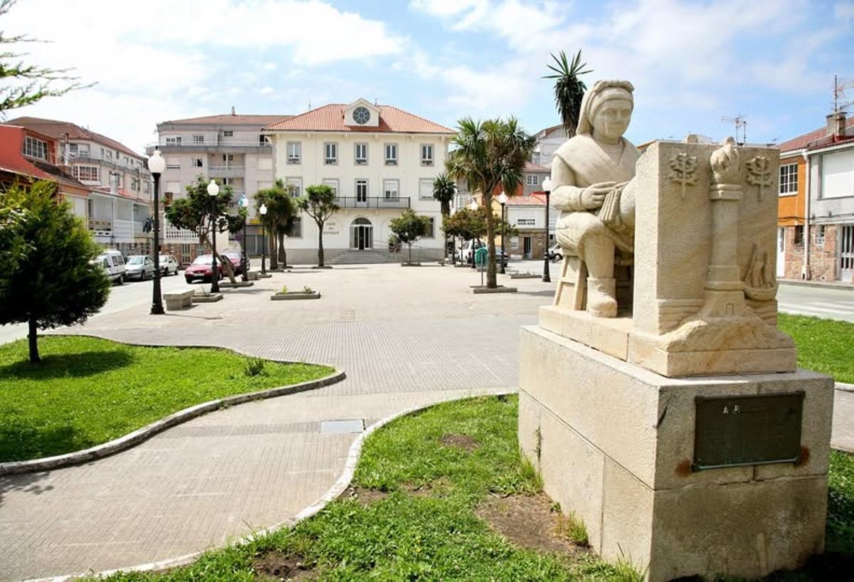 Monumento ás palilleiras na céntrica Praza Insuela de Camariñas.