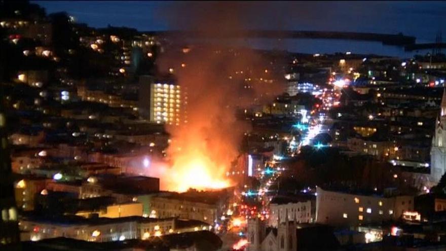 Un aparatoso incendio devora un bloque de viviendas en San Francisco