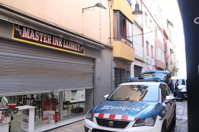 Les fotos de l'actuació policial a l'apartament de Lloret on s'ha trobat una dona morta