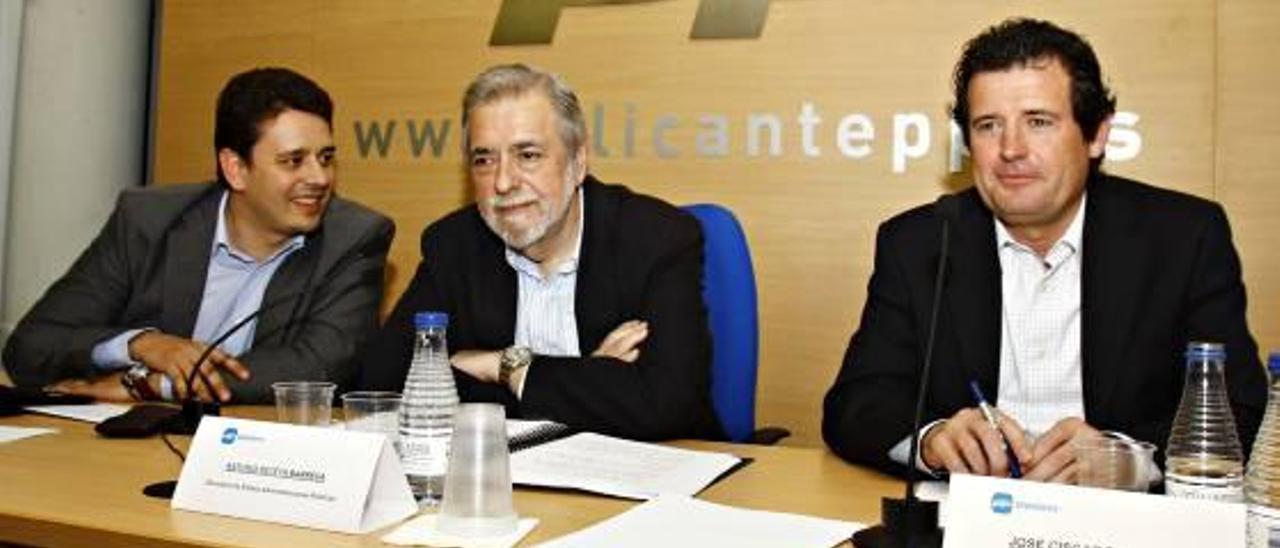 Antonio Beteta, flanqueado por Císcar y José Juan Zaplana, hace unos meses en Alicante.