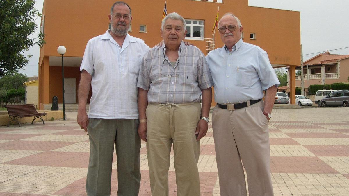 Miguel Oliver (derecha), junto a Juan José Quetglas y Jaume Capllonch, impulsores de la creación de la Entidad Local Menor en la plaza Major de Palmanyola