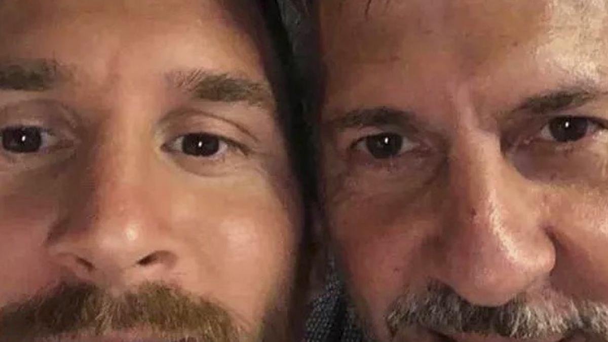 Fill i pare en un ‘selfie’ publicat a les xarxes socials. | ROBERT MICHAEL / ROBERT MICHAEL