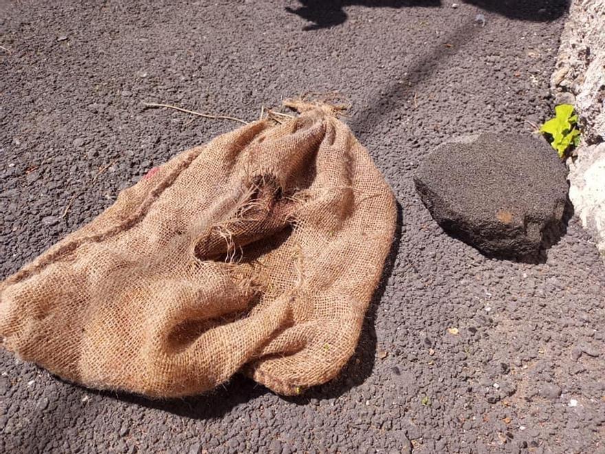 En este saco y con esta piedra trataron de ahogar a los cachorros de Garachico