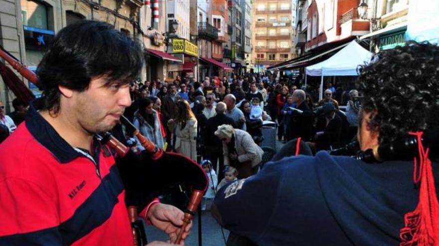 Marcos Ramos se suma a la música de los gaiteiros en A Baldosa.  // Iñaki Abella