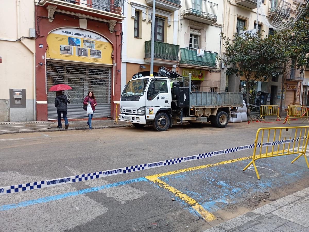 EN IMATGES | Una fuita al carrer Nou de Figueres talla el subministrament d’aigua a diversos veïns i afecta quatre comerços
